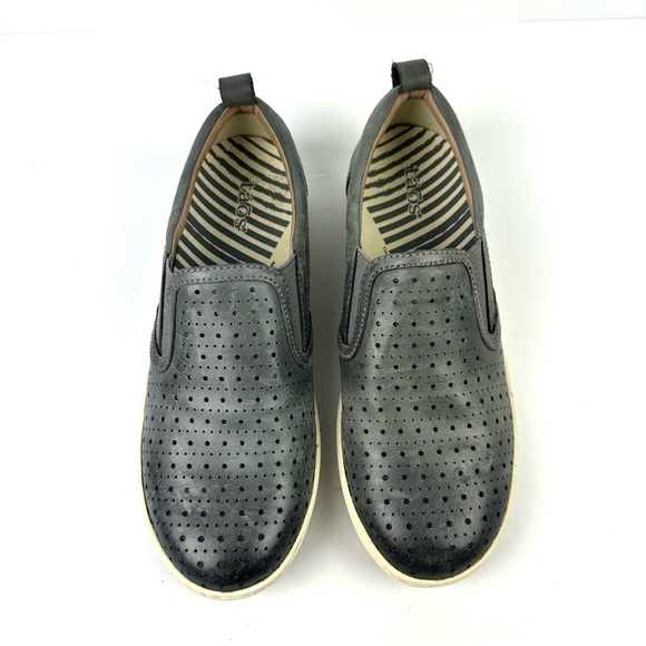 Taos Court Shoes 7 Gray Leather Perforated Slip On Womens Comfort - Picture 3 of 11